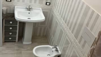Doccia, asciugacapelli, bidet, asciugamani