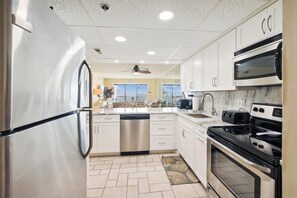 Mikrobølgeovn, oppvaskmaskin, kaffetrakter/tekoker og brødrister