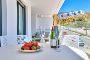 Outdoor dining - Relax and enjoy your vacations in this beautiful new 2bedroom apartment.... (Fuengirola)