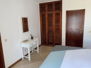 2 habitaciones, tabla de planchar con plancha, wifi y ropa de cama 