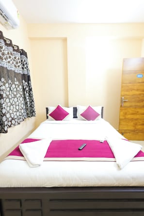 Classic Apartment, 3 Bedrooms, City View | Dilengkapkan perabot secara berasingan, meja, ruang kerja komputer riba 
