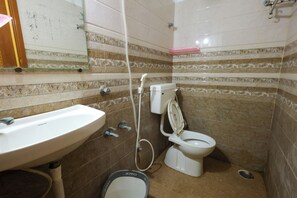 Classic Apartment, 3 Bedrooms, City View | Bathroom