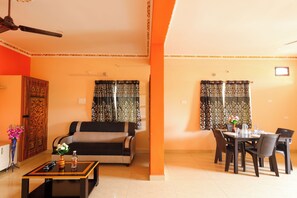 Classic-Apartment, 3 Schlafzimmer, Stadtblick | Wohnbereich | Flachbildfernseher