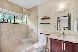 Een douche, handdoeken