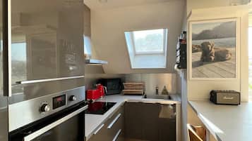 Fridge, oven, dishwasher, coffee/tea maker