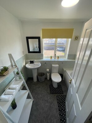 Regadera, secadora de cabello, toallas, jabón 