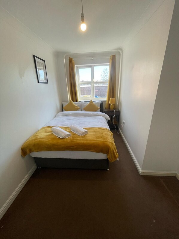 5 habitaciones, tabla de planchar con plancha, wifi y ropa de cama 