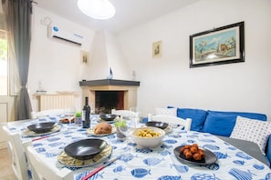 Apartment, Terrasse, Blick auf den Innenhof | Esszimmer