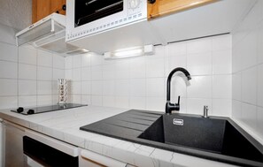 Réfrigérateur, plaque de cuisson, lave-vaisselle, cafetière/bouilloire