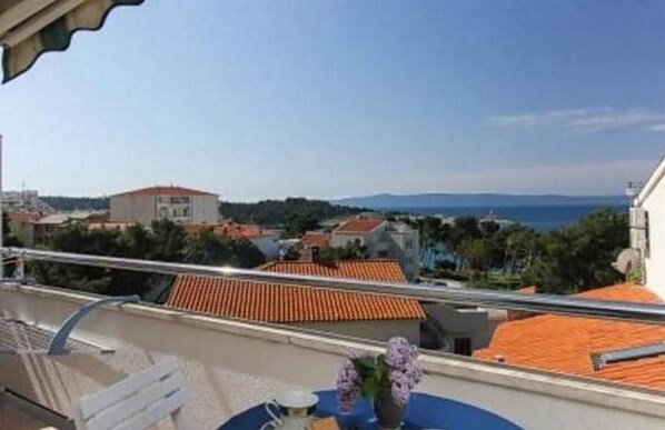 Outdoor dining - Apartmani Makarska 6, potkrovlje istok (Makarska)