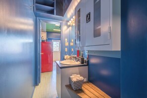 Douche, sèche-cheveux, serviettes fournies