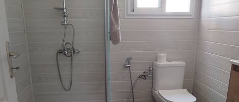 Een douche, een haardroger, handdoeken, zeep