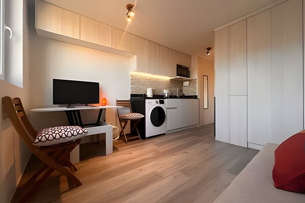 Apartment | Living area | Flat-screen TV