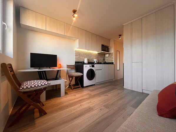 Apartment | Living area | Flat-screen TV