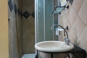 Deluxe Suite, Patio, Garden View | Bathroom | Towels, soap, shampoo, toilet paper - Tuscan Lodge Polokwane (Polokwane)