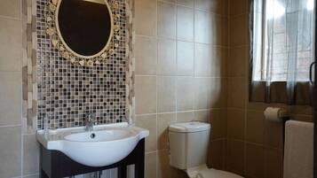 Standardenkeltværelse - udsigt til have | Badeværelse | Håndklæder, Sæbe, Shampoo, Toiletpapir