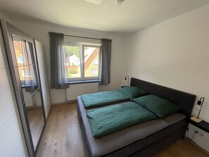 3 habitaciones, tabla de planchar con plancha y cuna de viaje 