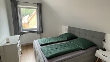 3 bedrooms, iron/ironing board, travel crib, WiFi (free)