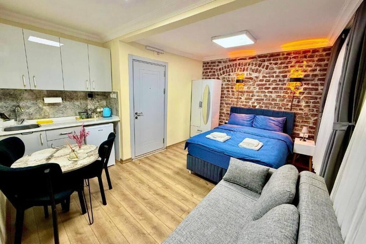 1 bedroom, Egyptian cotton sheets, premium bedding, down duvets