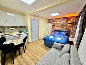 Deluxe Studio | Egyptian cotton sheets, premium bedding, down duvets, memory-foam beds - Grace Of Golden Stay Suit Taksim (Istanbul)