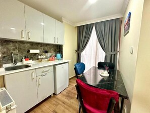 Minijääkaappi, vedenkeitin, talouspaperi