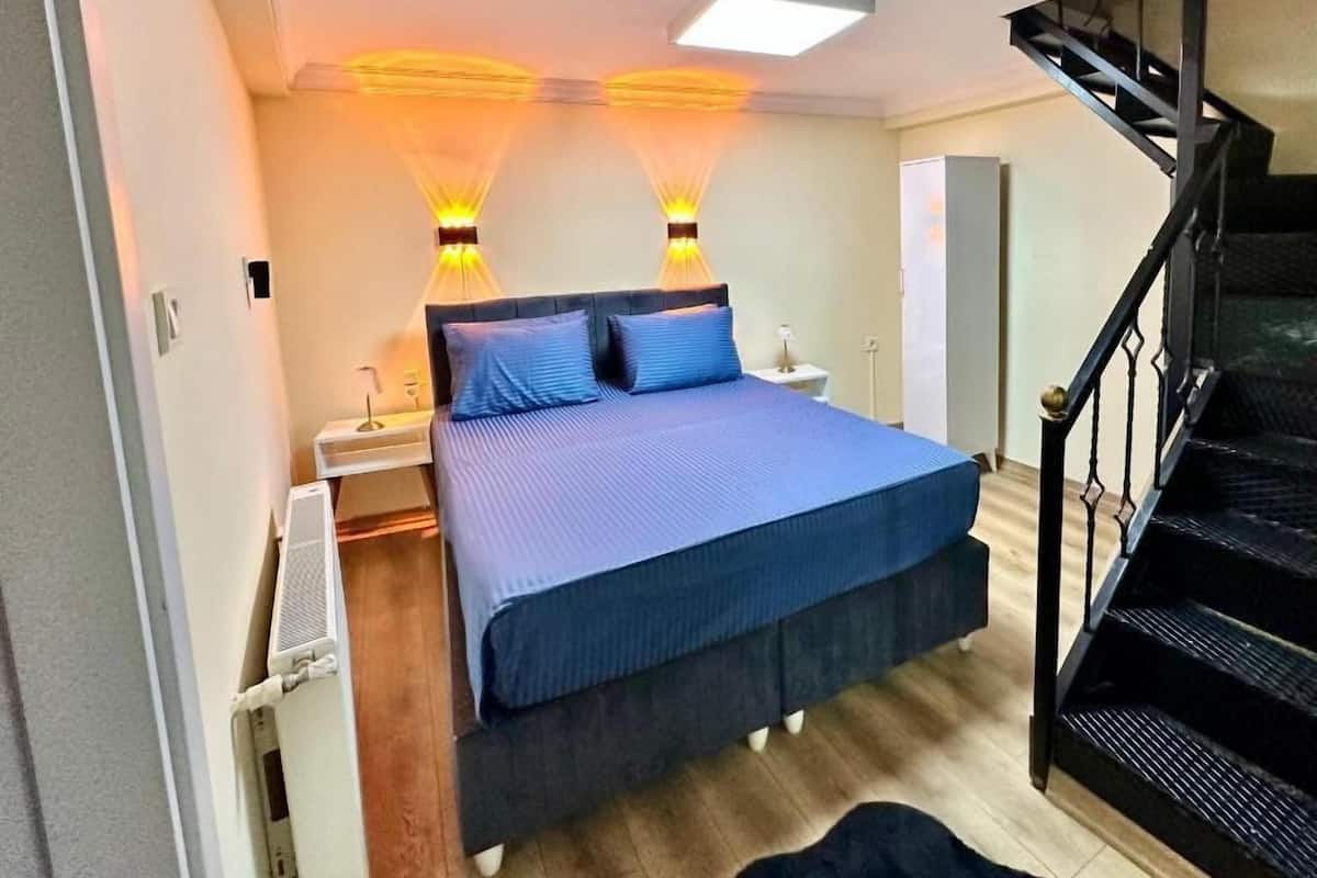 1 bedroom, Egyptian cotton sheets, premium bedding, down duvets