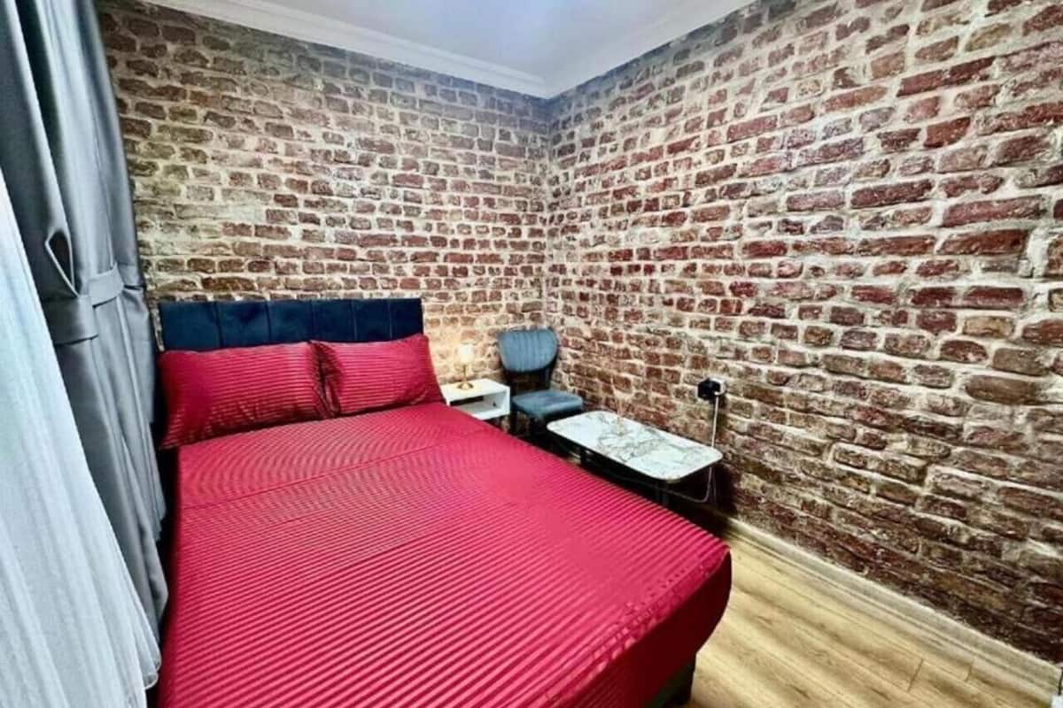 1 bedroom, Egyptian cotton sheets, premium bedding, down duvets