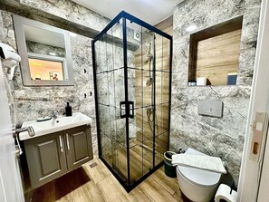 Suihkun ja ammeen yhdistelmä, ilmaiset hygieniatuotteet, hiustenkuivaaja