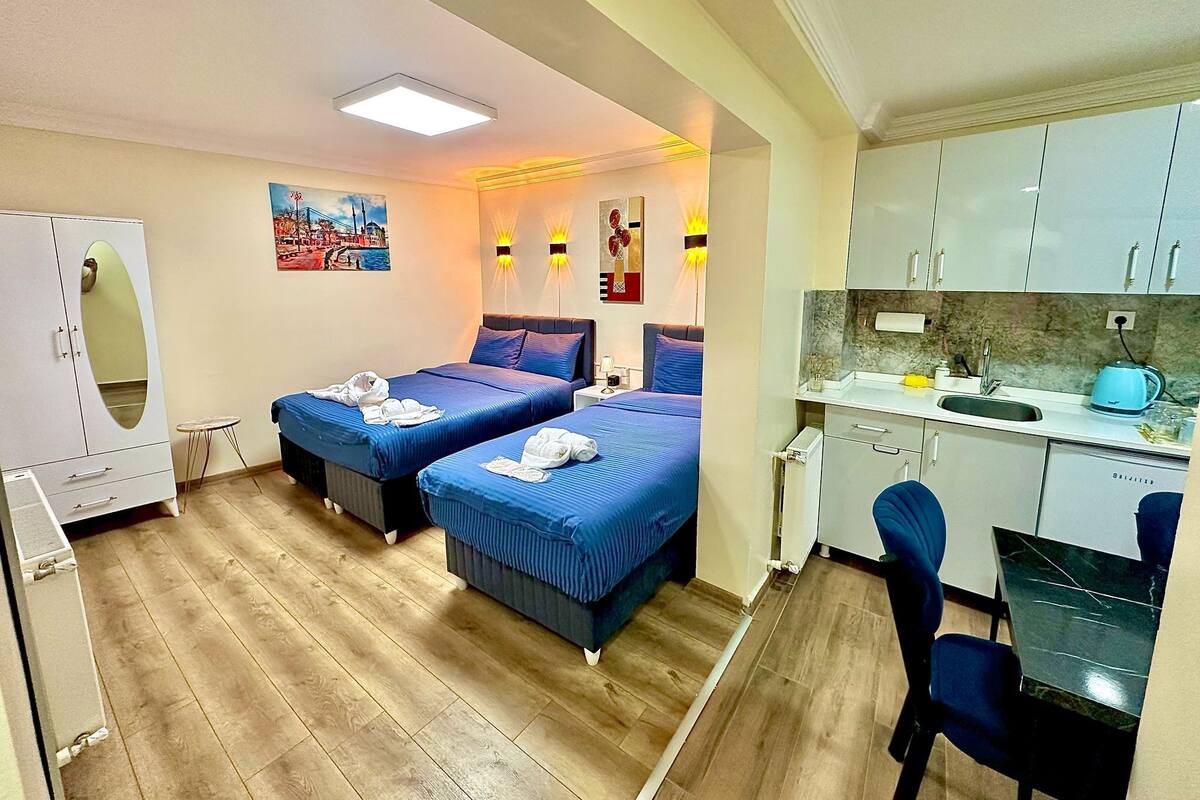 1 bedroom, Egyptian cotton sheets, premium bedding, down duvets