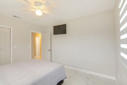 8 Mi to Wynwood: Waterfront Retreat w/ Lanai