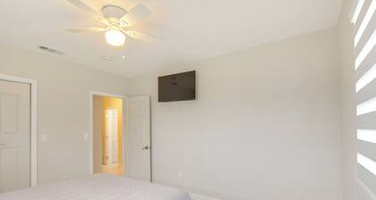 8 Mi to Wynwood: Waterfront Retreat w/ Lanai