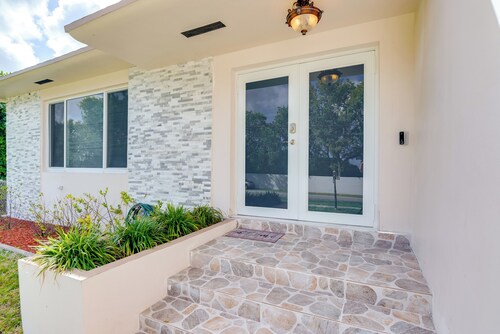 8 Mi to Wynwood: Waterfront Retreat w/ Lanai