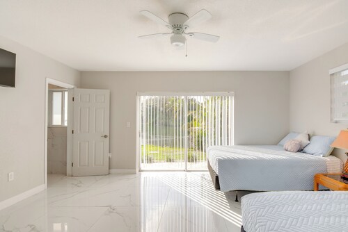 8 Mi to Wynwood: Waterfront Retreat w/ Lanai