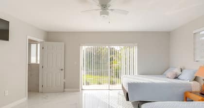 8 Mi to Wynwood: Waterfront Retreat w/ Lanai