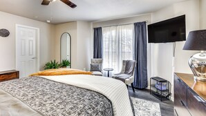 A hotel room with a bed, a ceiling fan, a TV, a desk, and a chair. - San Antonio Condo: 10 Mi to Dtwn! (San Antonio)