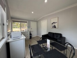 Vila, 2 quartos | Cozinha privada | Refrigerador em uma área comum, micro-ondas, fogão, cooktop