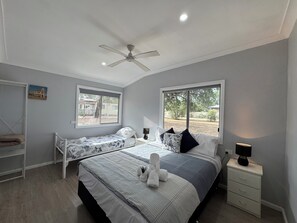 Villa, 2 Schlafzimmer | Individuell dekoriert, individuell eingerichtet, Schreibtisch