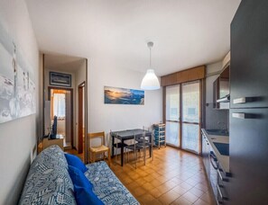 Apartamento, 1 quarto, sacada, vista para a cidade | Área de estar