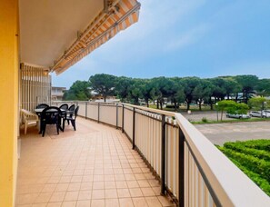 Apartment, 1 Schlafzimmer, Balkon, Stadtblick | Speisen im Freien