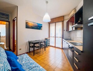 Apartment, 1 Bedroom, Balcony, City View | Interior