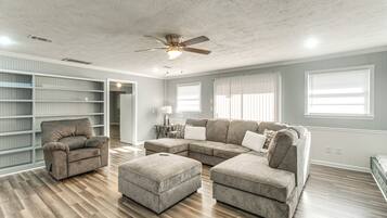 House (3 Bedrooms) | Interior
