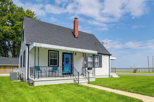 13 Mi to Downtown Baltimore: Quiet Home w/ Porch