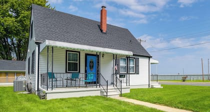 13 Mi to Downtown Baltimore: Quiet Home w/ Porch