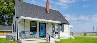 13 Mi to Downtown Baltimore: Quiet Home w/ Porch