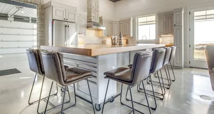 Dock & Panoramic Bay Views: Oconto Retreat!