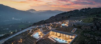 Neromai Cave Luxury Villas