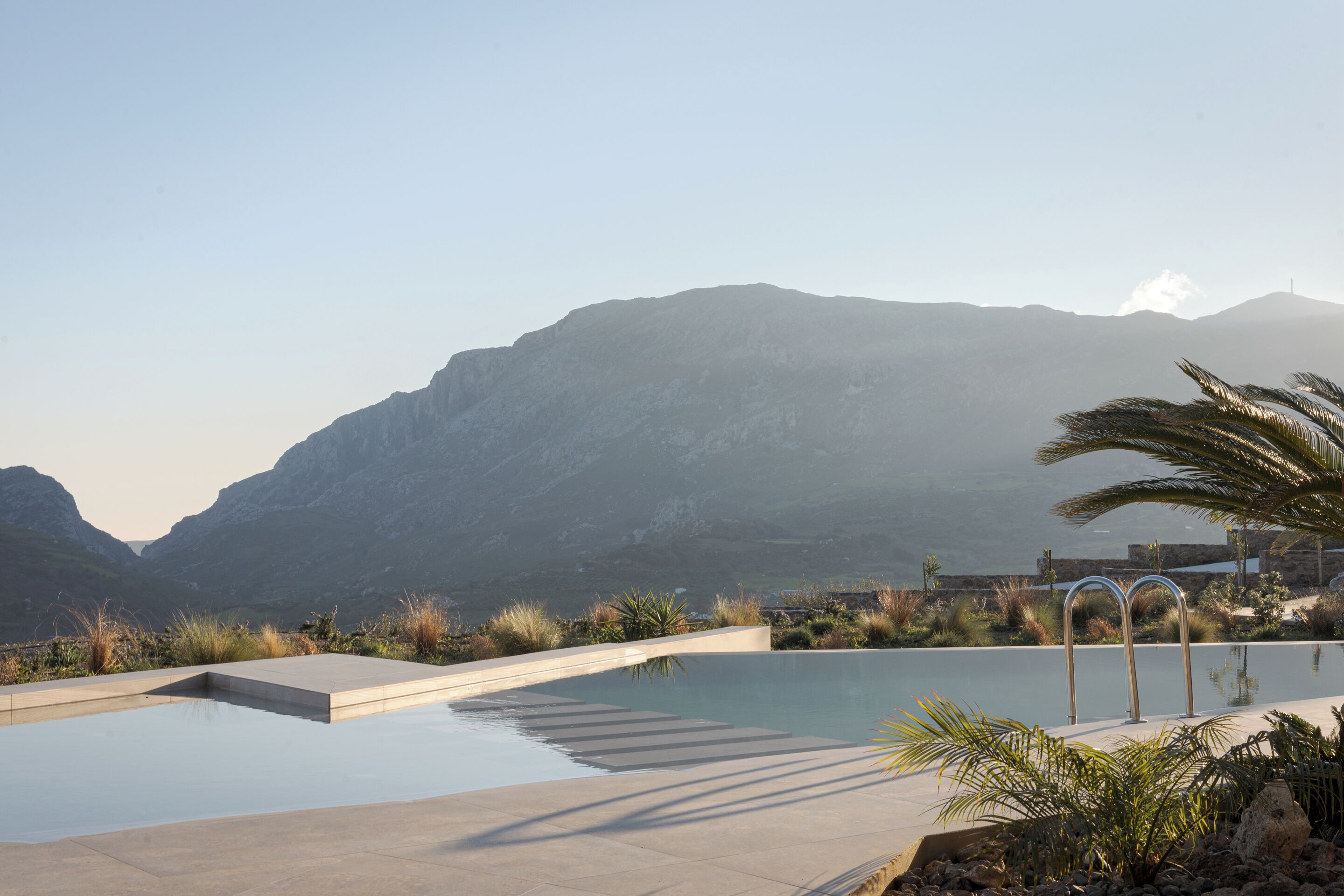 Une piscine avec vue sur les montagnes en arrière-plan.