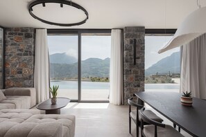 Superior-Villa, Bergblick | Wohnbereich | 55-Zoll-Smart-TV mit Digitalempfang, Netflix, Streaming-Dienste