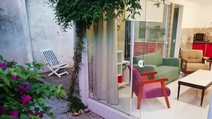 Terrace/patio - Family Heirloom Furniture | A/C | Garden | Workspace | in Sâo Lourenço park. (São Lourenço Curitiba)