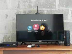 Television - Space&comfort in Sâo Lourenço park. Close to Ópera de Arame (São Lourenço Curitiba)